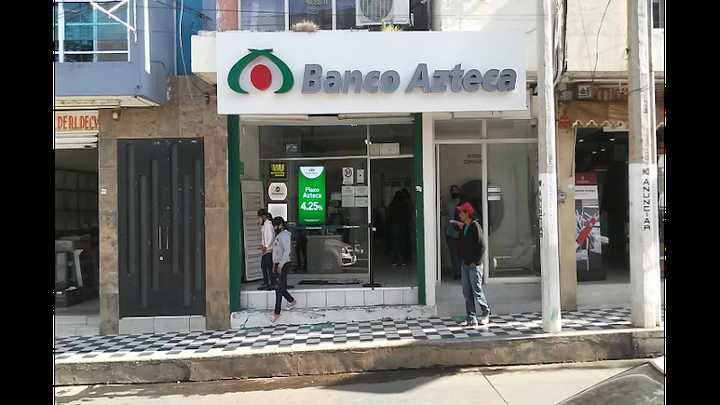 Fotografia tomada fuera de Banco Azteca - Banco en Los Reyes de Salgado, Mich.