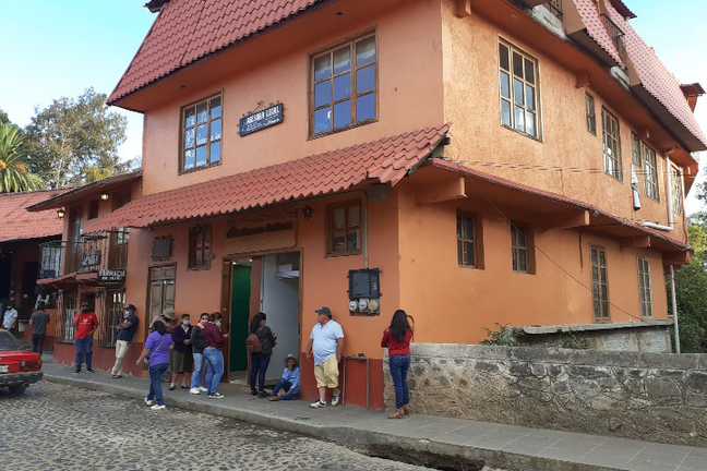 Fotografia tomada fuera de Banco Azteca - Banco en Huasca de Ocampo, Hgo.