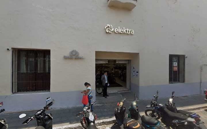 Fotografia tomada fuera de Banco Azteca - Bank en Atlixco, Pue.