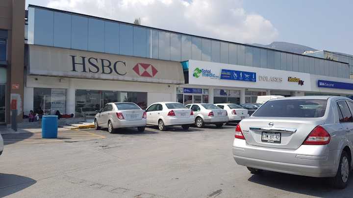 Fotografia tomada fuera de HSBC - Banco en San Pedro Garza García, N.L.