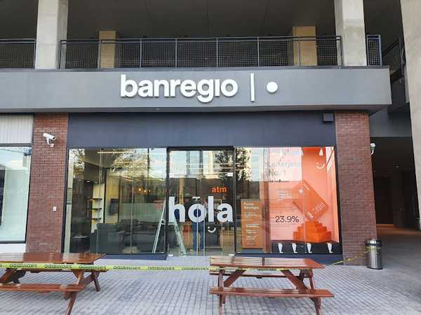 Fotografia tomada fuera de Punto Banregio - Banco en Monterrey, N.L.