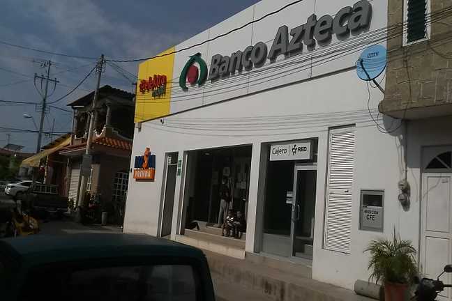 Fotografia tomada fuera de Banco Azteca - Banco en Lombardía, Mich.