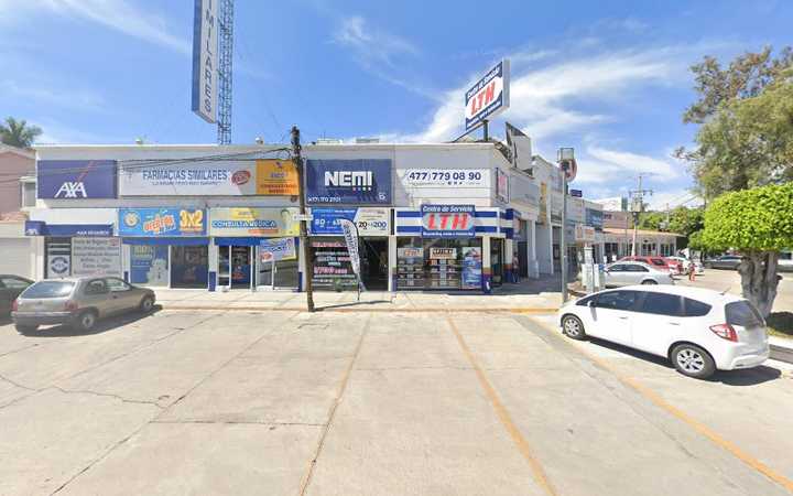 Fotografia tomada fuera de Tienda AXA León // MJ - Compañía de seguros en León de los Aldama, Gto.