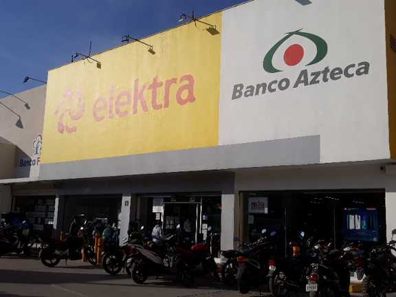 Fotografia tomada fuera de Banco Azteca - Banco en Chimalhuacán, Edomex.