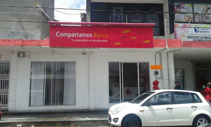 Fotografia tomada fuera de Compartamos Banco - Institución financiera en Cdad. de Rafael Lara Grajales, Pue.