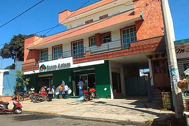 Fotografia tomada fuera de Banco Azteca - Banco en Cuitláhuac, Ver.