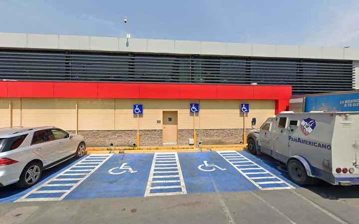 Fotografia tomada fuera de Charles Insurance - Compañía de seguros en San Pedro Garza García, N.L.