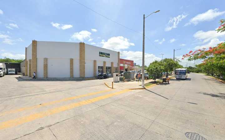 Fotografia tomada fuera de Banco Azteca - Bank en MX, Q.R.