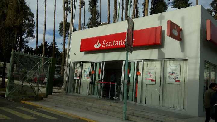 Fotografia tomada fuera de Santander - Banco en Toluca de Lerdo, Edomex.