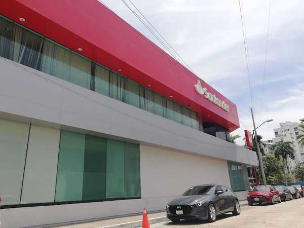 Fotografia tomada fuera de Banco Santander - Bank en Acapulco de Juárez, Gro.