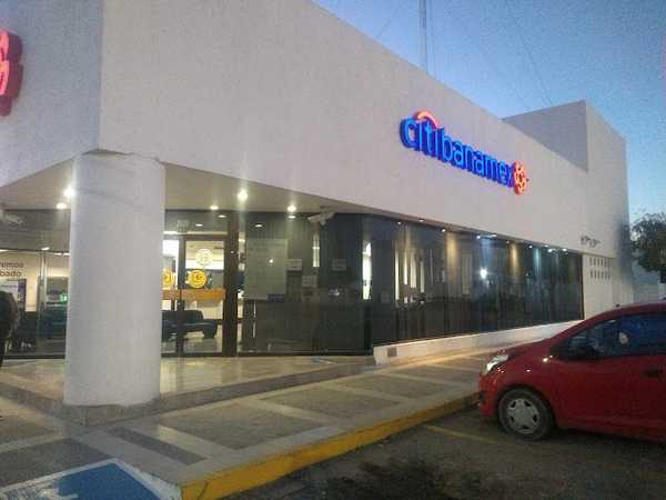 Fotografia tomada fuera de Citibanamex Av. Juárez - Banco en Torreón, Coah.