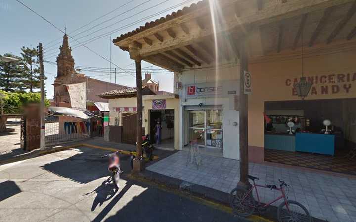 Fotografia tomada fuera de Banco del Bienestar - Banco del sector público en Santiago Tangamandapio, Mich.