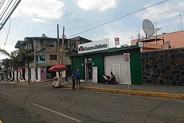 Fotografia tomada fuera de Banco Azteca - Banco en Xalatlaco, Edomex.