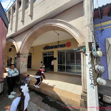 Fotografia tomada fuera de Sucursal Banamex Los Reyes, Mich - Banco en Los Reyes de Salgado, Mich.