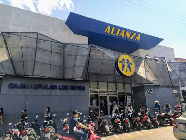Fotografia tomada fuera de Caja Popular Los Reyes Oficina Matriz - Cooperativa de ahorro y crédito en Los Reyes de Salgado, Mich.