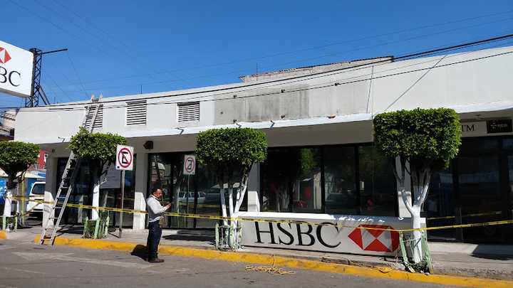 Fotografia tomada fuera de Banco HSBC - Banco en Ecatepec de Morelos, Edomex.