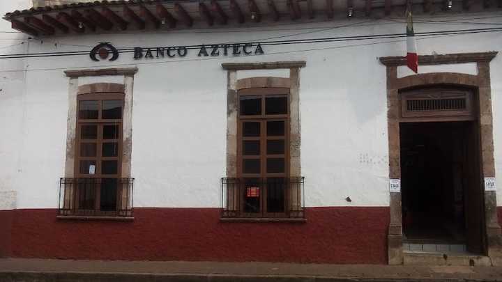 Fotografia tomada fuera de Banco Azteca - Banco en Tacámbaro de Codallos, Mich.