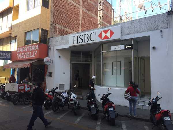 Fotografia tomada fuera de HSBC - Banco en Los Reyes de Salgado, Mich.