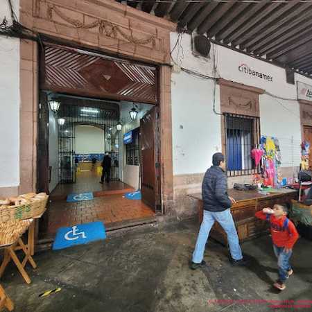 Fotografia tomada fuera de Sucursal Banamex Patzcuaro, Mich - Banco en Pátzcuaro, Mich.