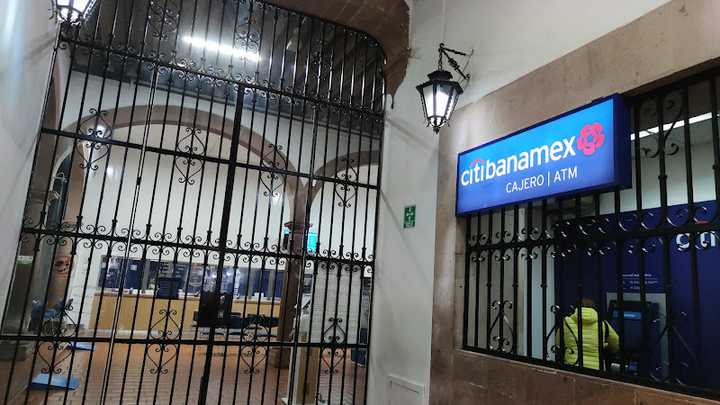 Fotografia tomada fuera de Banamex - Cajeros automáticos en Pátzcuaro, Mich.