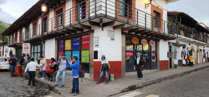 Fotografia tomada fuera de Central Cash - Pawn shop en Valle de Bravo, Edomex.