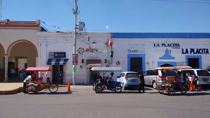 Fotografia tomada fuera de Banco Azteca - Banco en Umán, Yuc.