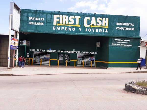 Fotografia tomada fuera de First Cash - Casa de empeños en Chignahuapan, Pue.