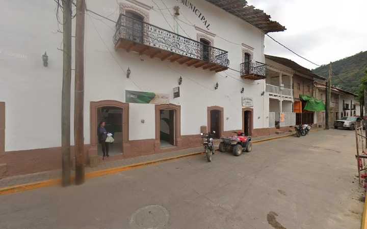 Fotografia tomada fuera de Caja solidaria - Investment bank en Canelas, Dgo.