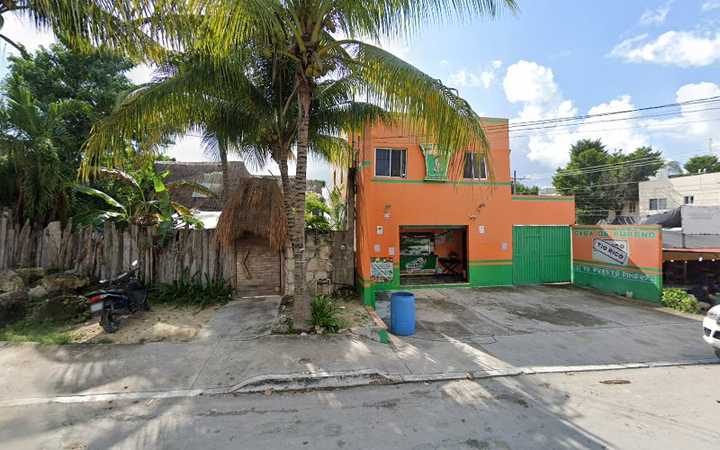 Fotografia tomada fuera de Tio Rico - Casa de empeños en Puerto Morelos, Q.R.