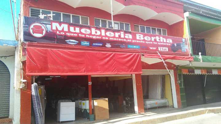 Fotografia tomada fuera de Muebleria Super Bertha Coalcoman - Comercio en Coalcomán de Vázquez Pallares, Mich.