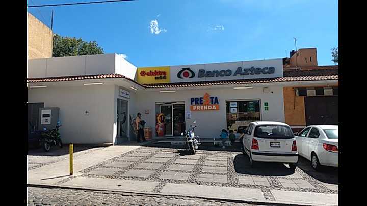 Fotografia tomada fuera de Banco Azteca - Banco en Contepec, Mich.