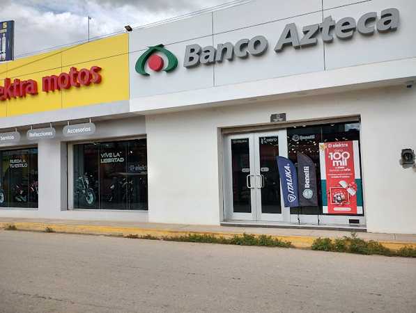 Fotografia tomada fuera de Banco Azteca - Caja de ahorros en Oxkutzcab, Yuc.