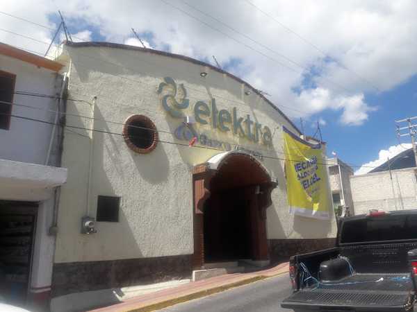 Fotografia tomada fuera de Elektra Banco Azteca - Banco en Cdad. de Jocotitlán, Edomex.