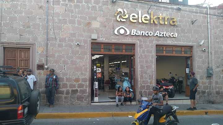 Fotografia tomada fuera de Elektra - Banco Azteca - Tienda de electrónica en San Miguel el Alto, Jal.