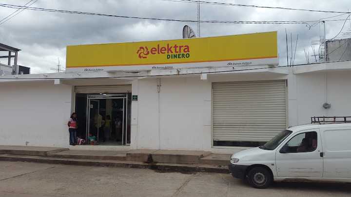 Fotografia tomada fuera de Banco Azteca - Caja de ahorros en Jaltenango de la Paz, Chis.
