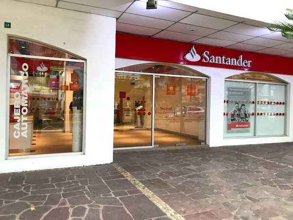 Fotografia tomada fuera de Banco Santander - Banco en Puerto Vallarta, Jal.