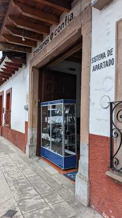 Fotografia tomada fuera de Préstamos Confía S.A de C.V - Institución financiera en Pátzcuaro, Mich.