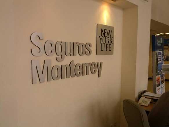 Fotografia tomada fuera de Seguros Monterrey - Compañía de seguros en Torreón, Coah.
